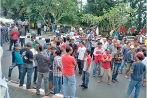 Aksi demo ratusan sopir angkot di depan pendopo Kabupaten Kuningan.